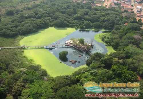 Vista aérea de la laguna termal y la isla en Lagoa Santa, Goiás