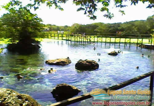 Pasarela de madera sobre la laguna termal
