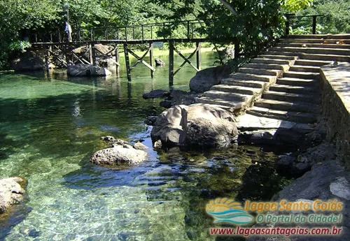 Escalera de piedra que baja a la laguna termal de Lagoa Santa, Goiás