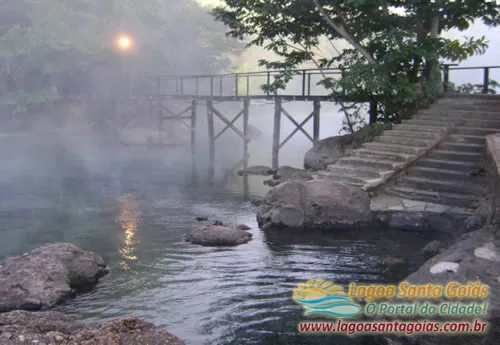 Niebla de la mañana sobre la laguna termal de Lagoa Santa, Goiás