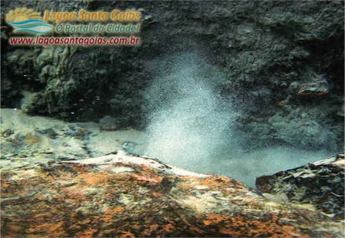 Agua brotando del fondo arenoso de la laguna termal de Lagoa Santa, Goiás