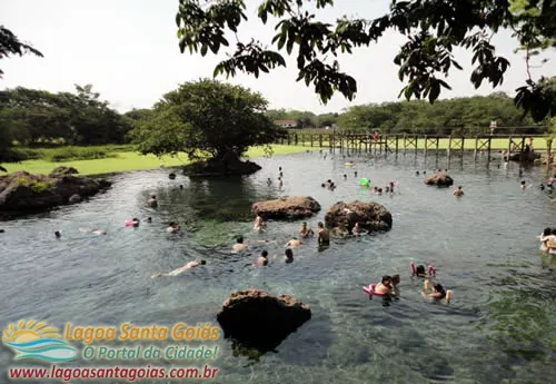 Banhistas na lagoa termal
